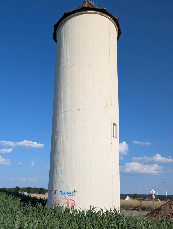 20260624_wasserturm_verschandelt.jpg
